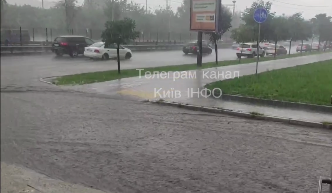 Гроза в Киеве затопила переходы: &quot;без резиновых сапог&quot; далеко не уйдешь (фото)